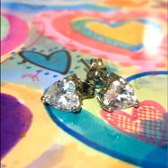 Exquisite .925 Sterling Slvr Heart Moissanite Stud - Picture 6 of 7